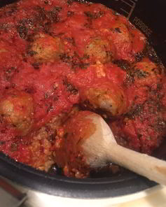 Фрикадельки с рисом и томатным соусом в мультиварке