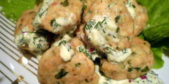 Фрикадельки с цедрой лимона и огуречным соусом