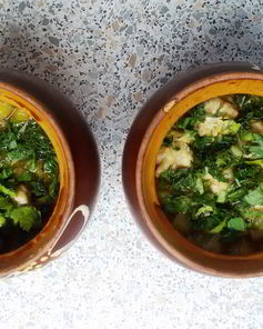 Куриные фрикадельки с овощами в горшочке