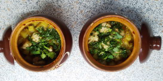 Куриные фрикадельки с овощами в горшочке