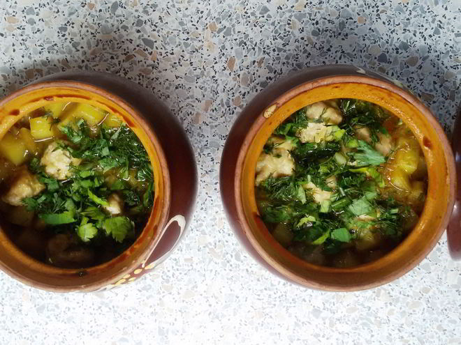 Рецепт куриных фрикаделек с овощами в горшочке