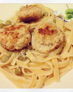 Куриные фрикадельки с пастой в сливочном соусе с зеленым горошком