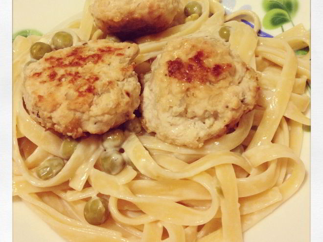 Рецепт куриных фрикаделек с пастой в сливочном соусе с зеленым горошком