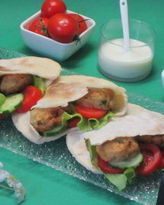 Пита с фрикадельками из нута фалафель