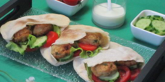 Пита с фрикадельками из нута фалафель