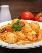 Спагетти с куриными фрикадельками