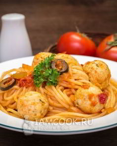 Спагетти с куриными фрикадельками
