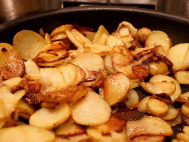 Рецепт ароматной картошки жареной на сале с лучком