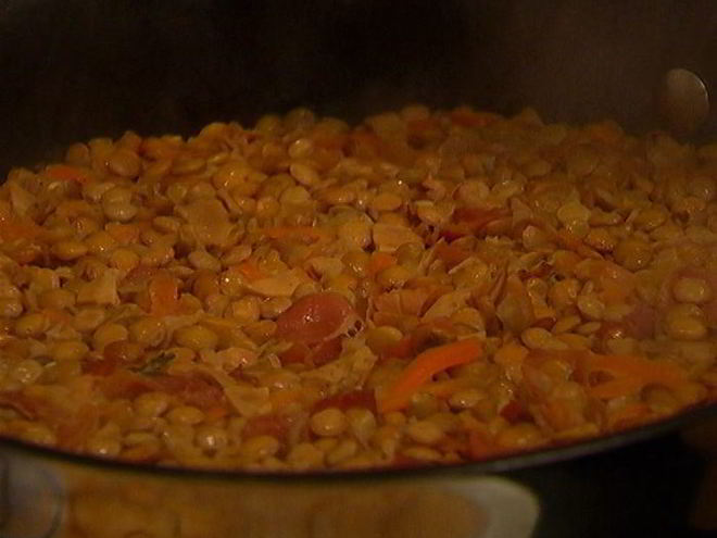 Рецепт чечевицы с грибами, ветчиной и куриными сосисками