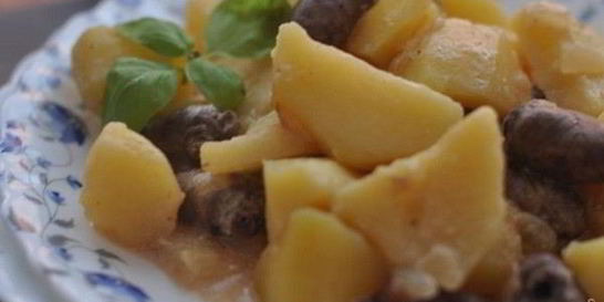 Картошка с куриными сердечками в мультиварке