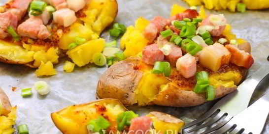 Мятый картофель с ветчиной в духовке