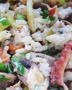 Рис с овощами в соусе табаско, зеленью и жареным беконом