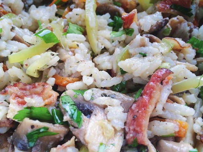 Рецепт риса с овощами в соусе табаско, зеленью и жареным беконом