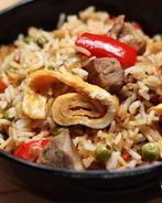 Рис со свининой, омлетом и овощами