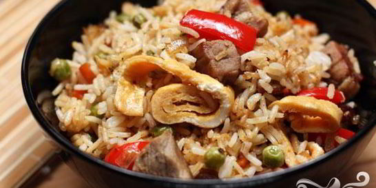 Рис со свининой, омлетом и овощами