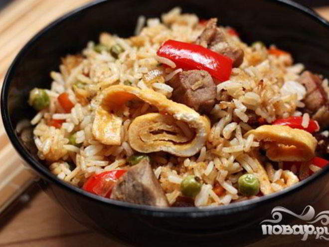 Рецепт риса со свининой, омлетом и овощами
