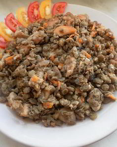 Зеленая чечевица с курицей