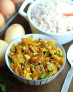 Жареная картошка с яйцом и луком