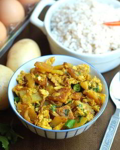 Жареная картошка с яйцом и луком