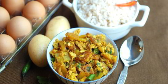 Жареная картошка с яйцом и луком