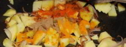 жареная картошка с яйцом и луком. Шаг 5