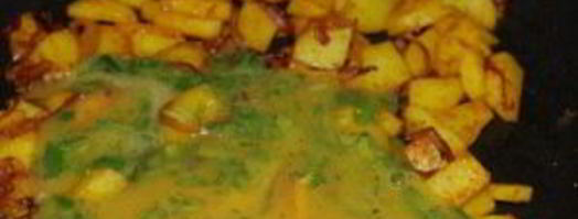 жареная картошка с яйцом и луком. Шаг 6