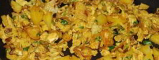 жареная картошка с яйцом и луком. Шаг 7