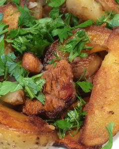 Жареный картофель с лисичками и луком