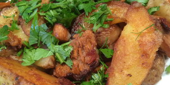 Жареный картофель с лисичками и луком