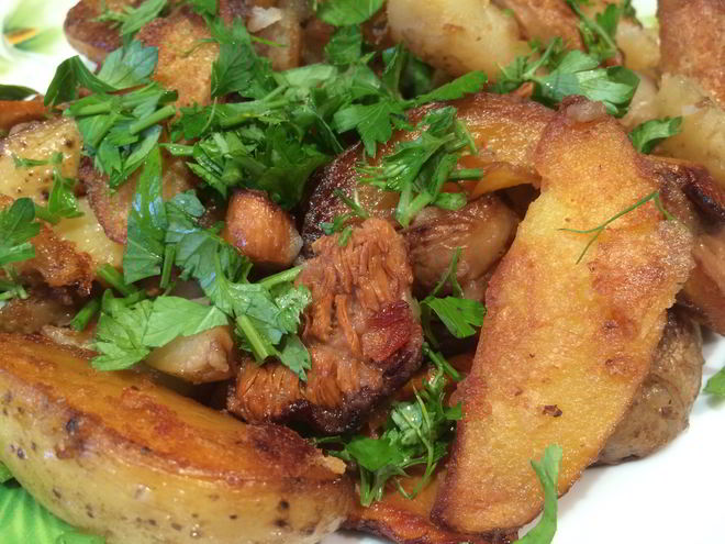 Рецепт жареного картофеля с лисичками и луком