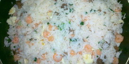 Жареный рис со свининой и креветками