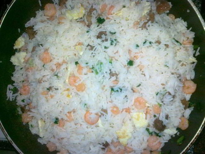 Рецепт жареного риса со свининой и креветками