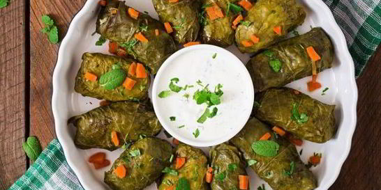 Долма с мясом в виноградных листьях