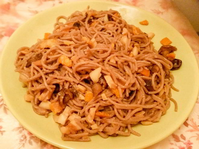 Рецепт гречневой лапши с кальмарами, грибами и цедрой