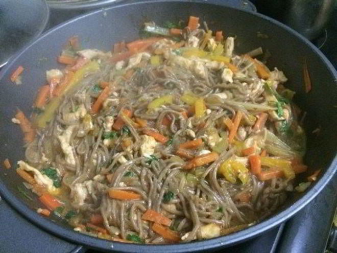 Рецепт гречневой лапши с овощами, курицей и зеленью