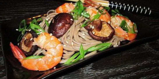 Гречневая лапша Соба с грибами и креветками