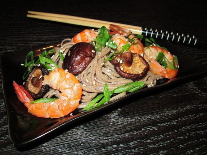 Рецепт гречневой лапши соба с грибами и креветками