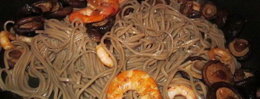 гречневая лапша соба с грибами и креветками. Шаг 8