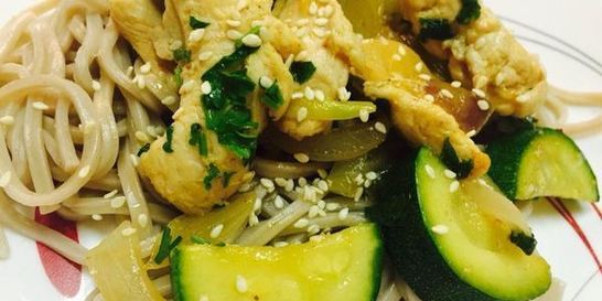 Гречневая лапша Соба с курицей и овощами