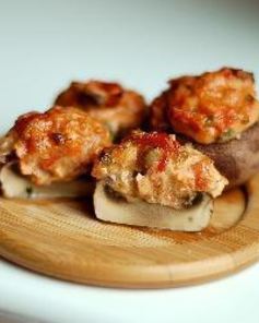 Грибы, фаршированные лососем и сыром