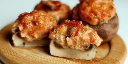 Грибы, фаршированные лососем и сыром