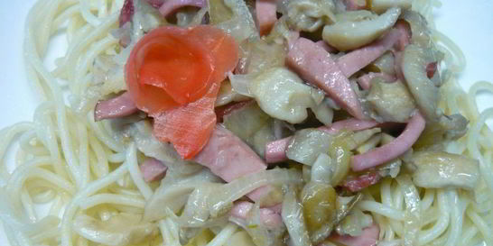 Грибы, жаренные с колбасой