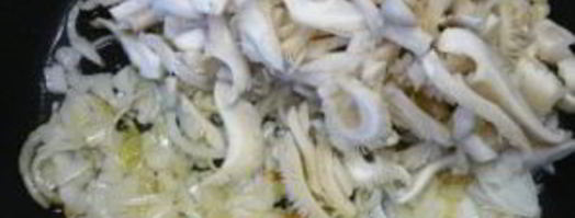 грибы, жаренные с колбасой. Шаг 5