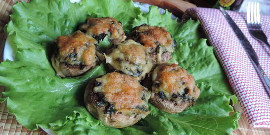 Шампиньоны, фаршированные зеленым луком