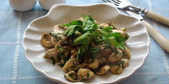 Шампиньоны с чесноком и зеленью