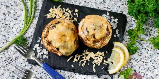 Шампиньоны с курицей и сыром