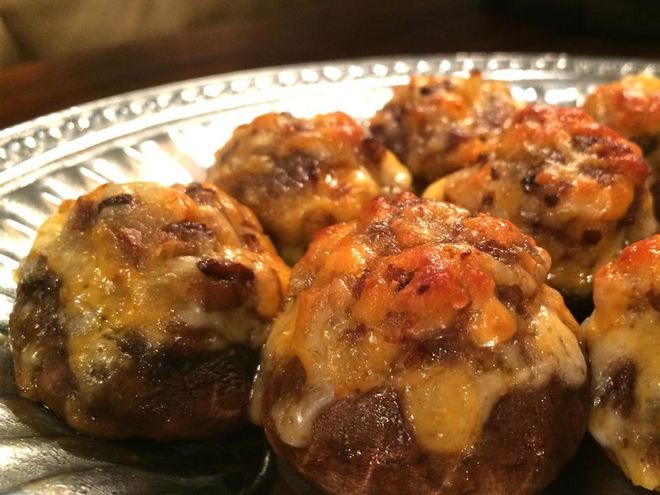 Рецепт шампиньонов с начинкой из бекона и сыра