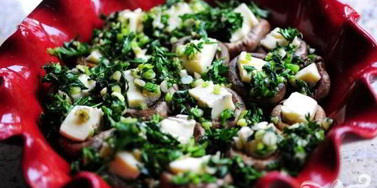 Запеченные грибы с сыром бри