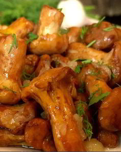 Жареные грибы лисички с чесноком в сливочном масле