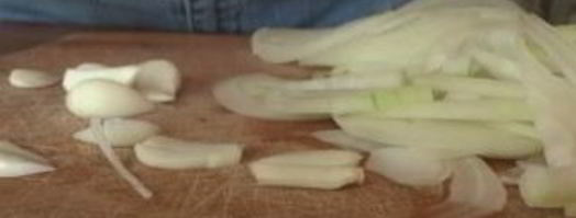 жареные грибы лисички с чесноком в сливочном масле. Шаг 3